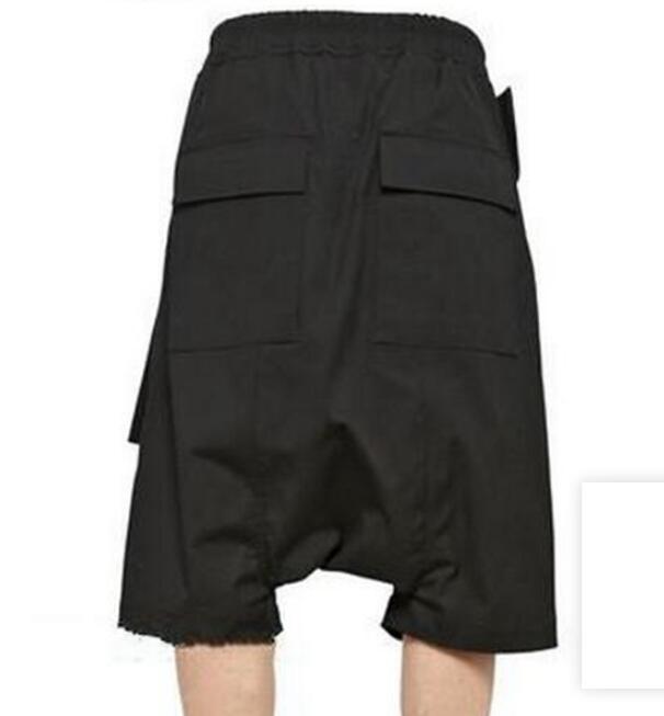 Lightweight asymmetric low-crotch shorts | PHYLIA