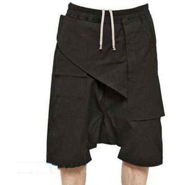 Lightweight asymmetric low-crotch shorts | PHYLIA